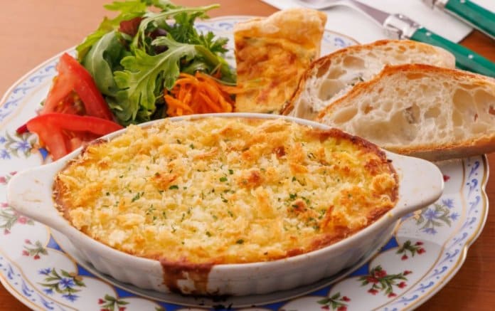 アッシ・パルマンティエ (サラダ、お好きなドリンク付き)