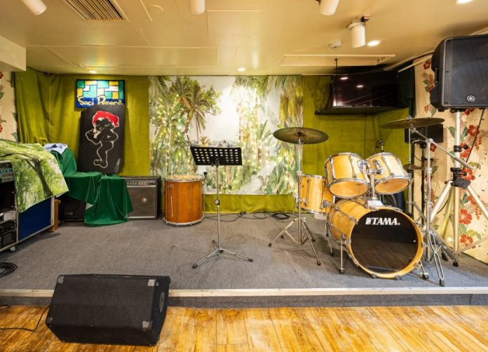 平日はライブを行っています。