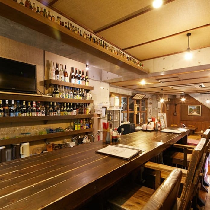 料理と泡盛を楽しむカウンター