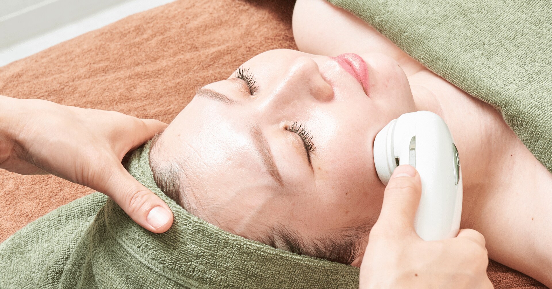 頑固なセルライトを潰してもみほぐし、スリムケアでメリハリボディ