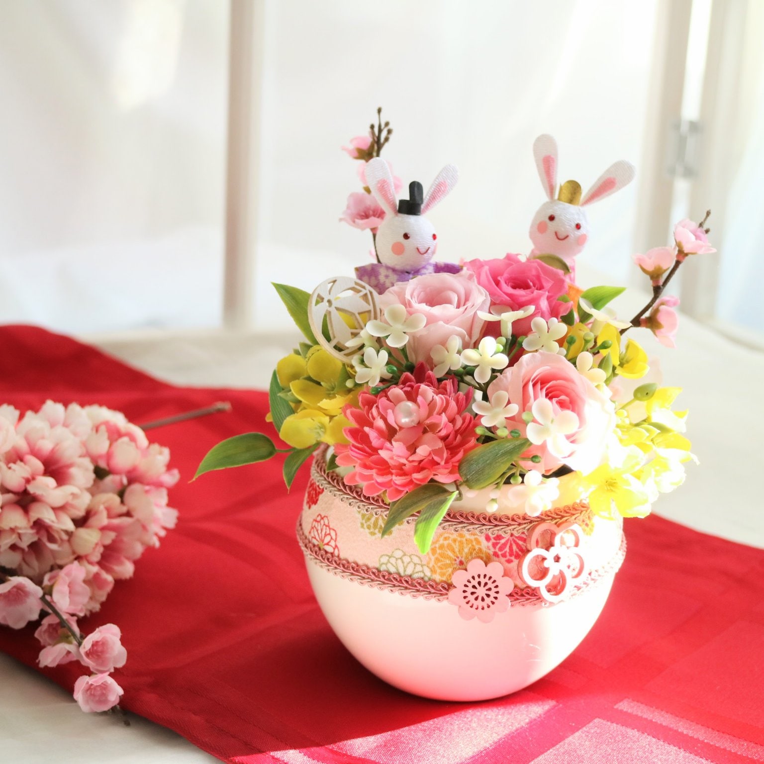 彩り豊かなお雛様プリザーブドフラワーアレンジ透明ケース入り（八王子｜フラワー通販ショップ＆レッスン｜スターリリーフラワーズ）