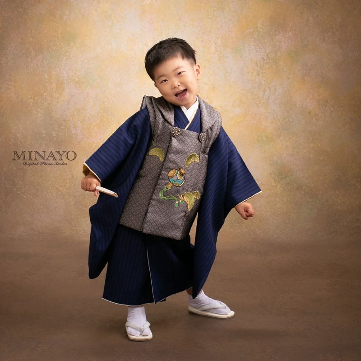 【ルビーセット】スタジオミナヨ1番人気！『プレミアムアルバム』3面3カット入り1冊と、アルバムまるごと飾れるフレーム付いてきます。