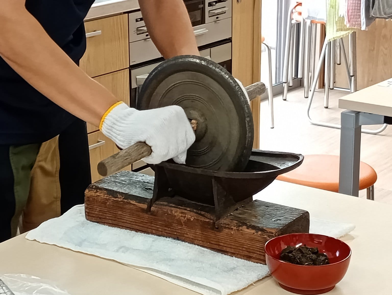 江戸時代のホンモノの扇形製丸器を使って、実際に丸薬を作る体験　1人用