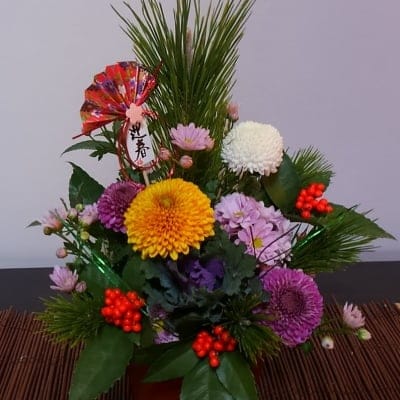 お正月用に華やかで縁起の良いお花を一緒に作りませんか？初心者歓迎です！