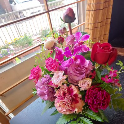 【スタンダードコース】母の日などの記念日に華道家・瀬尾理祥による完全オリジナル作品を大切な方に贈りませんか？　