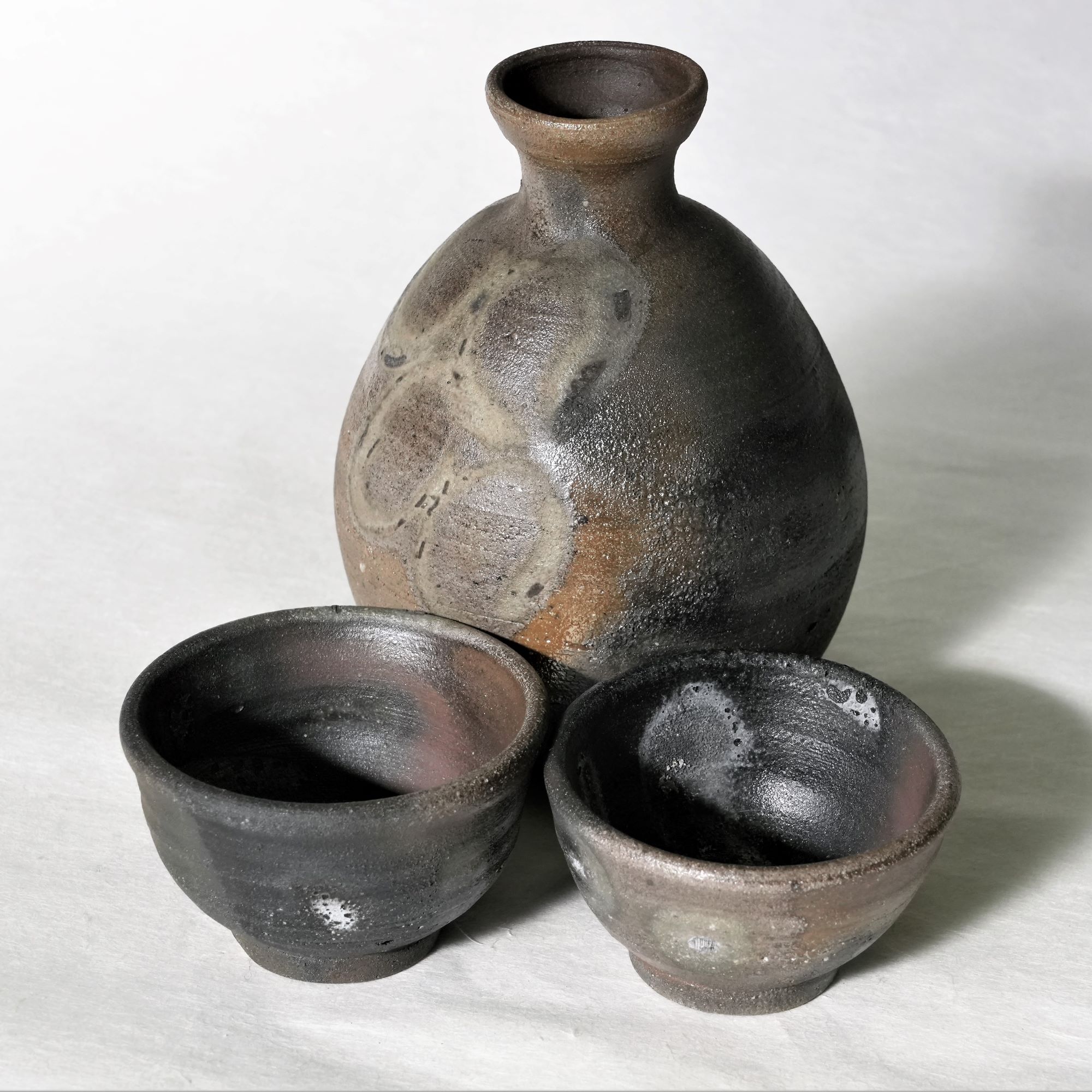 炭化焼成酒器3点セット（徳利＋ぐい呑み2）