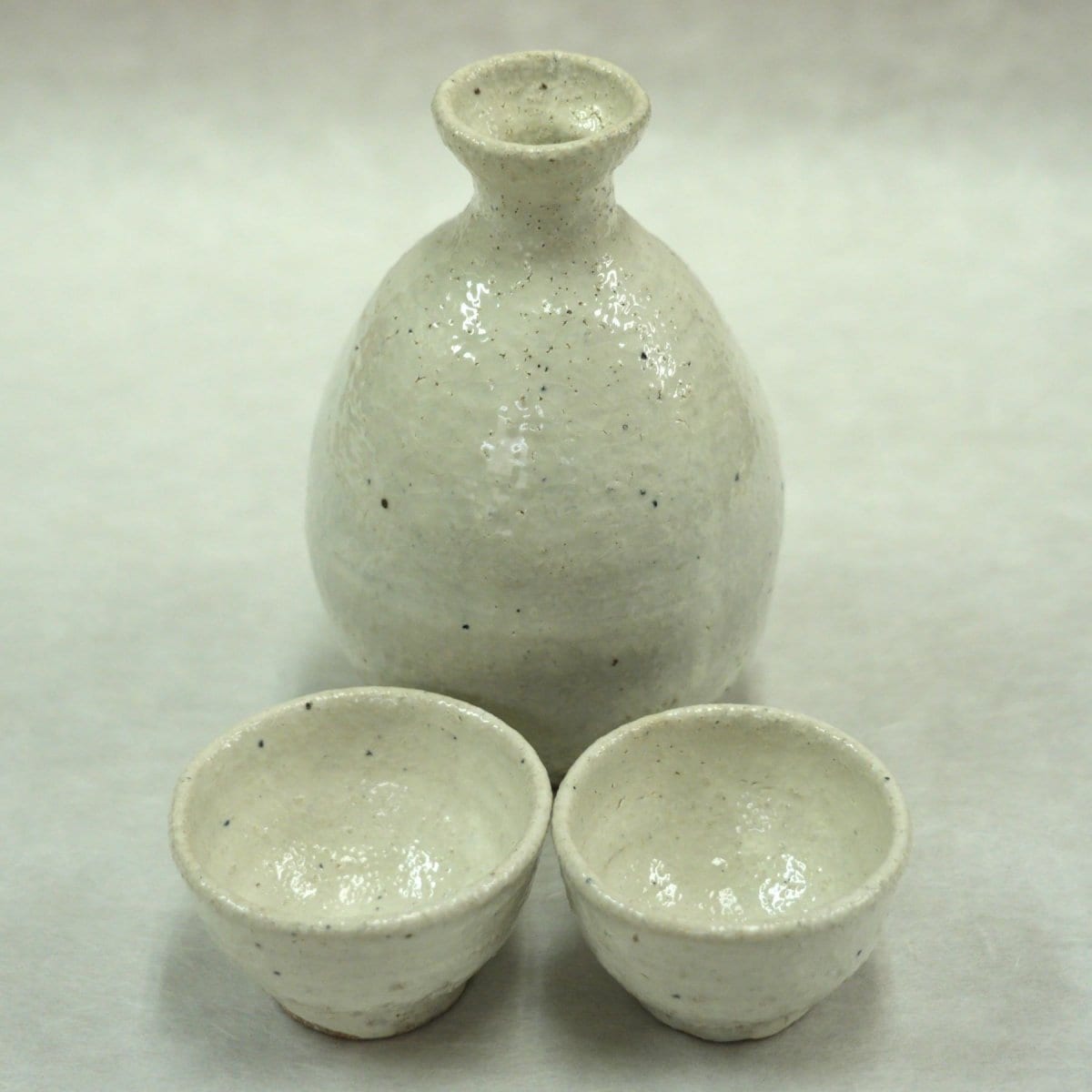 白化粧長石土灰釉酒器3点セット（徳利＋ぐい呑み2）