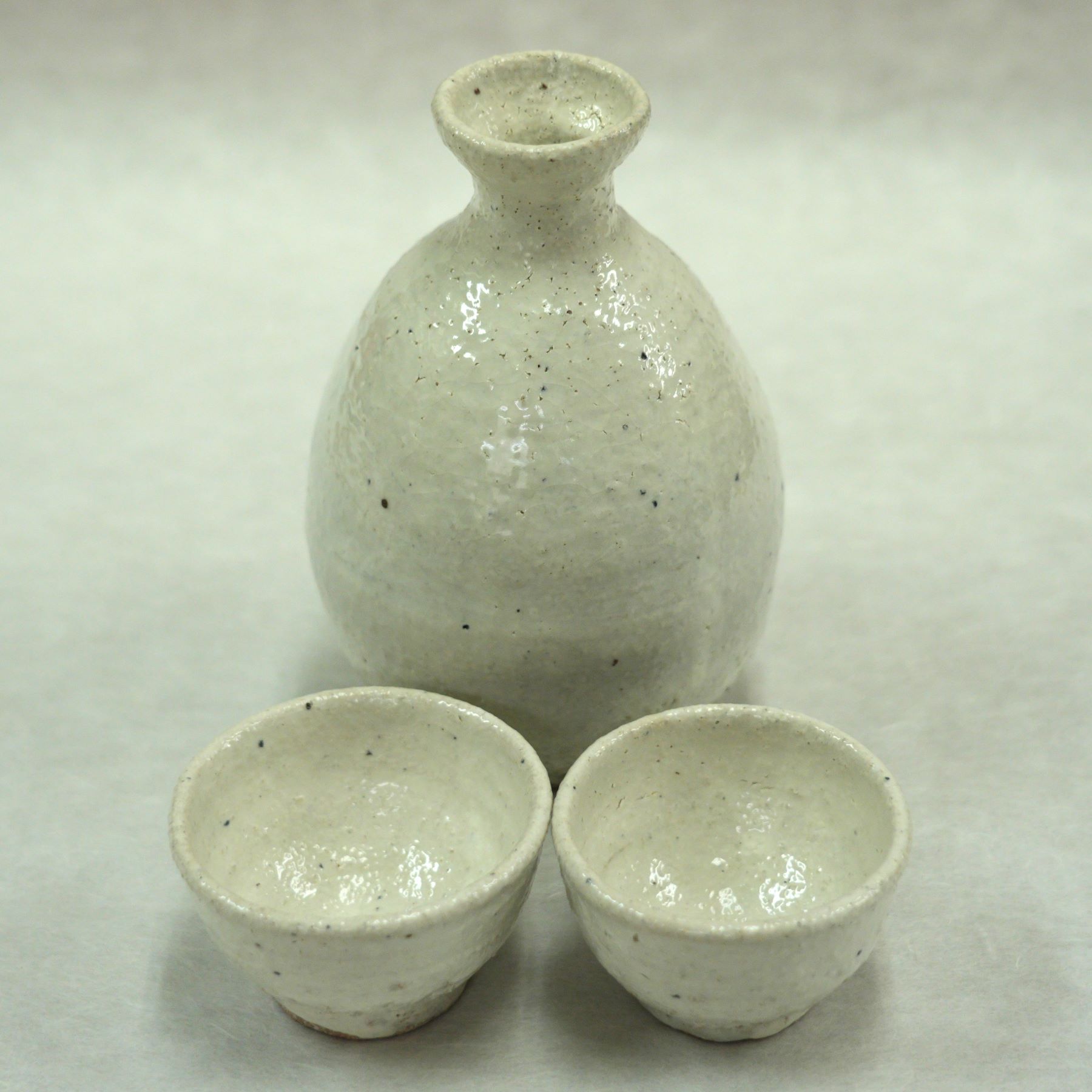 白化粧長石土灰釉酒器3点セット（徳利＋ぐい呑み2）