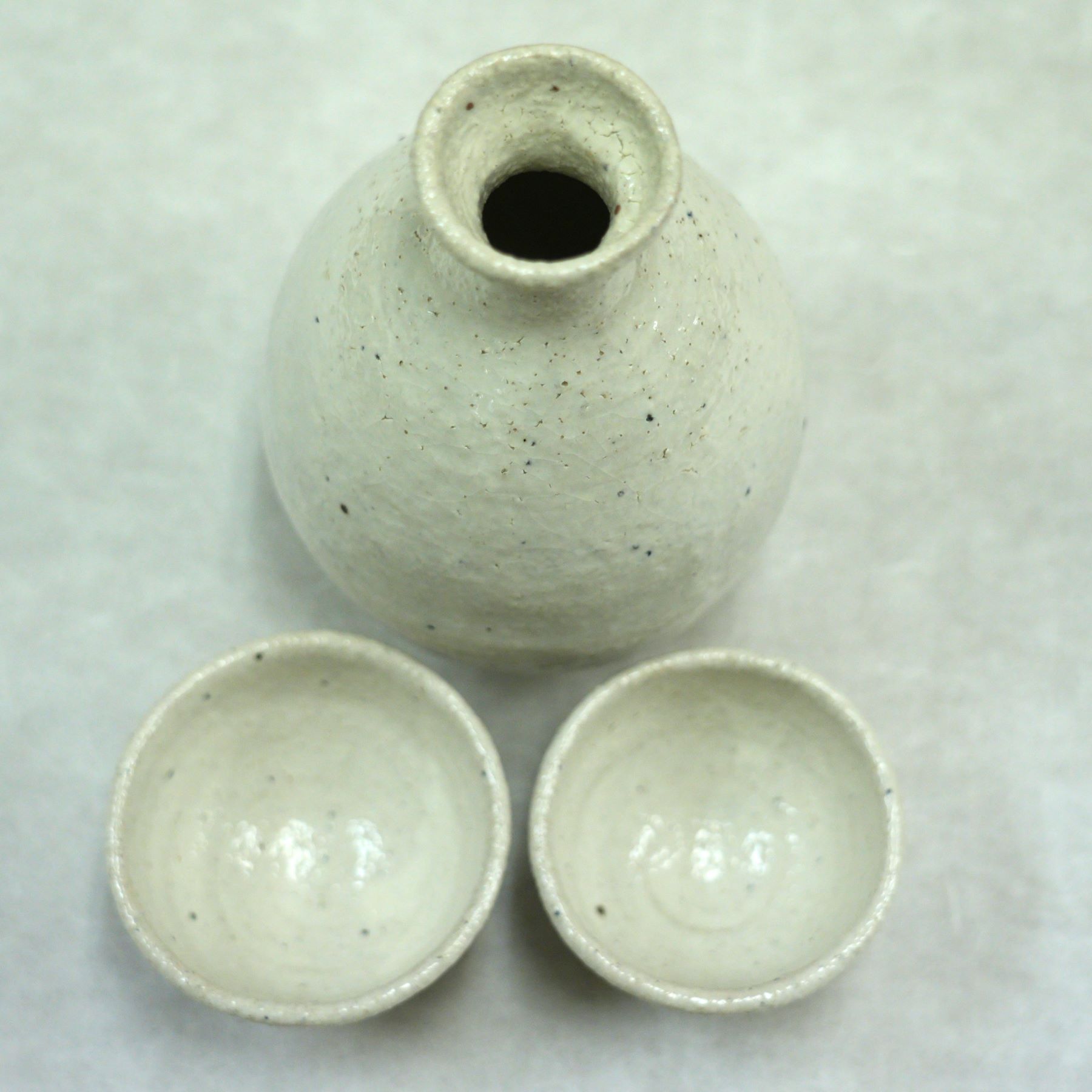 白化粧長石土灰釉酒器3点セット（徳利＋ぐい呑み2）