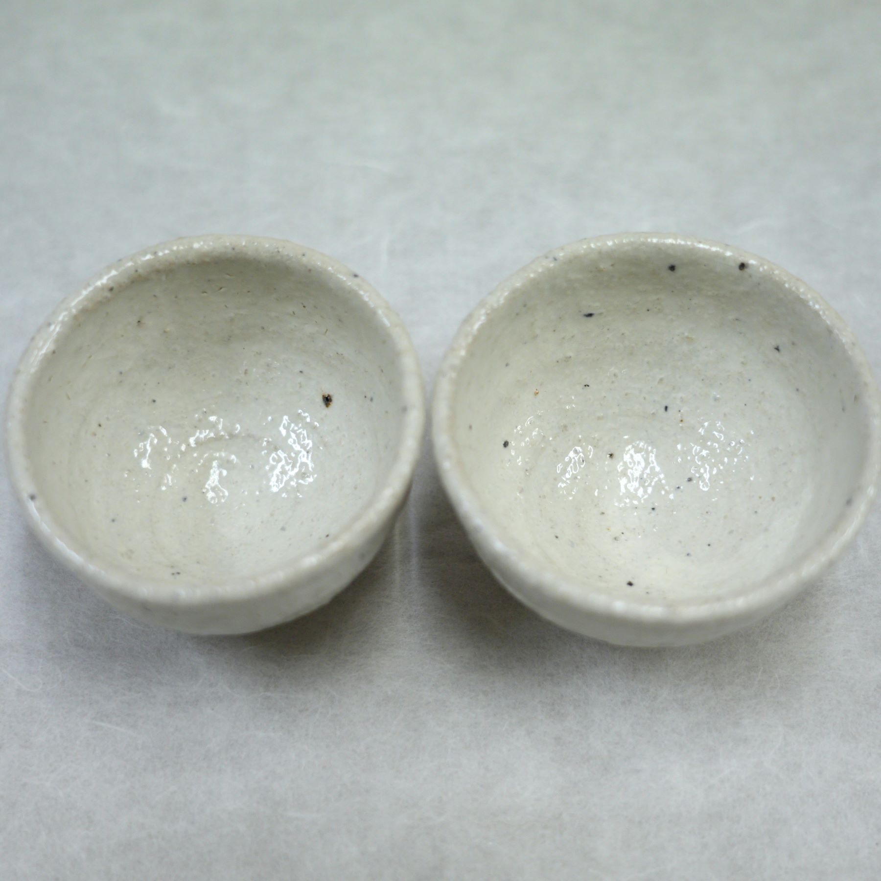 白化粧長石土灰釉酒器3点セット（徳利＋ぐい呑み2）