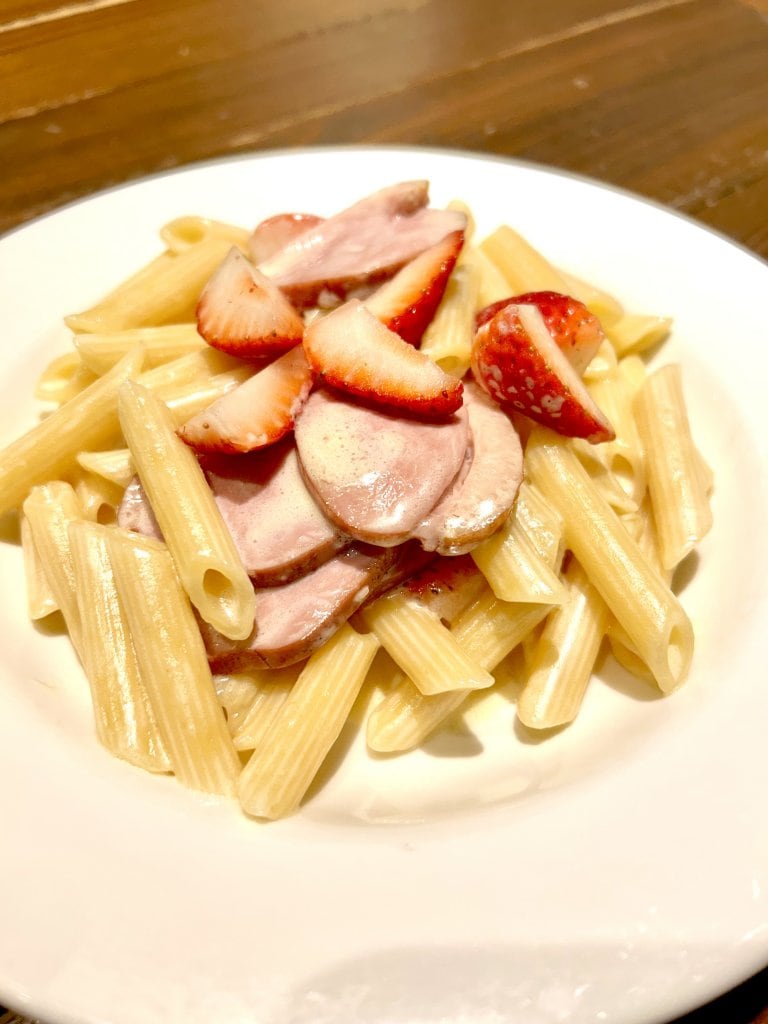 鴨のスモークと苺のクリームソースペンネ