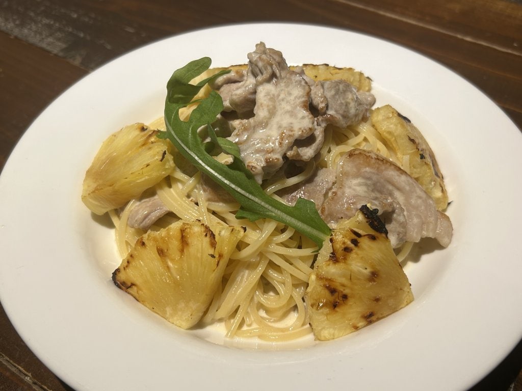 焼きパイナップルと豚バラのクリームソーススパゲッティ