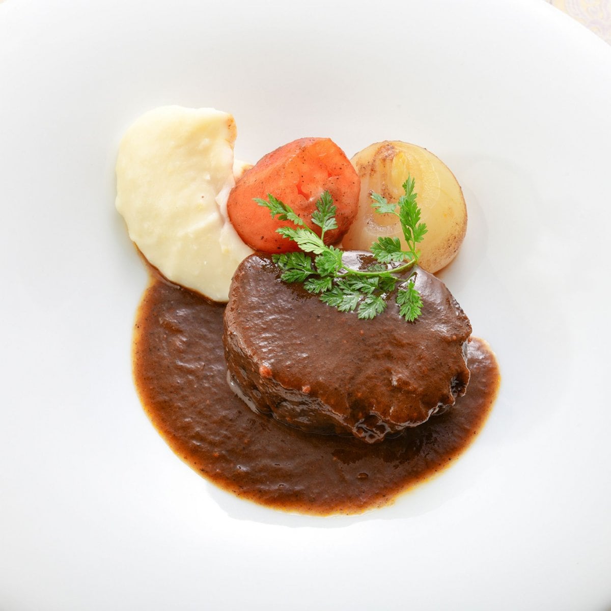 牛ホホ肉の赤ワイン煮込み