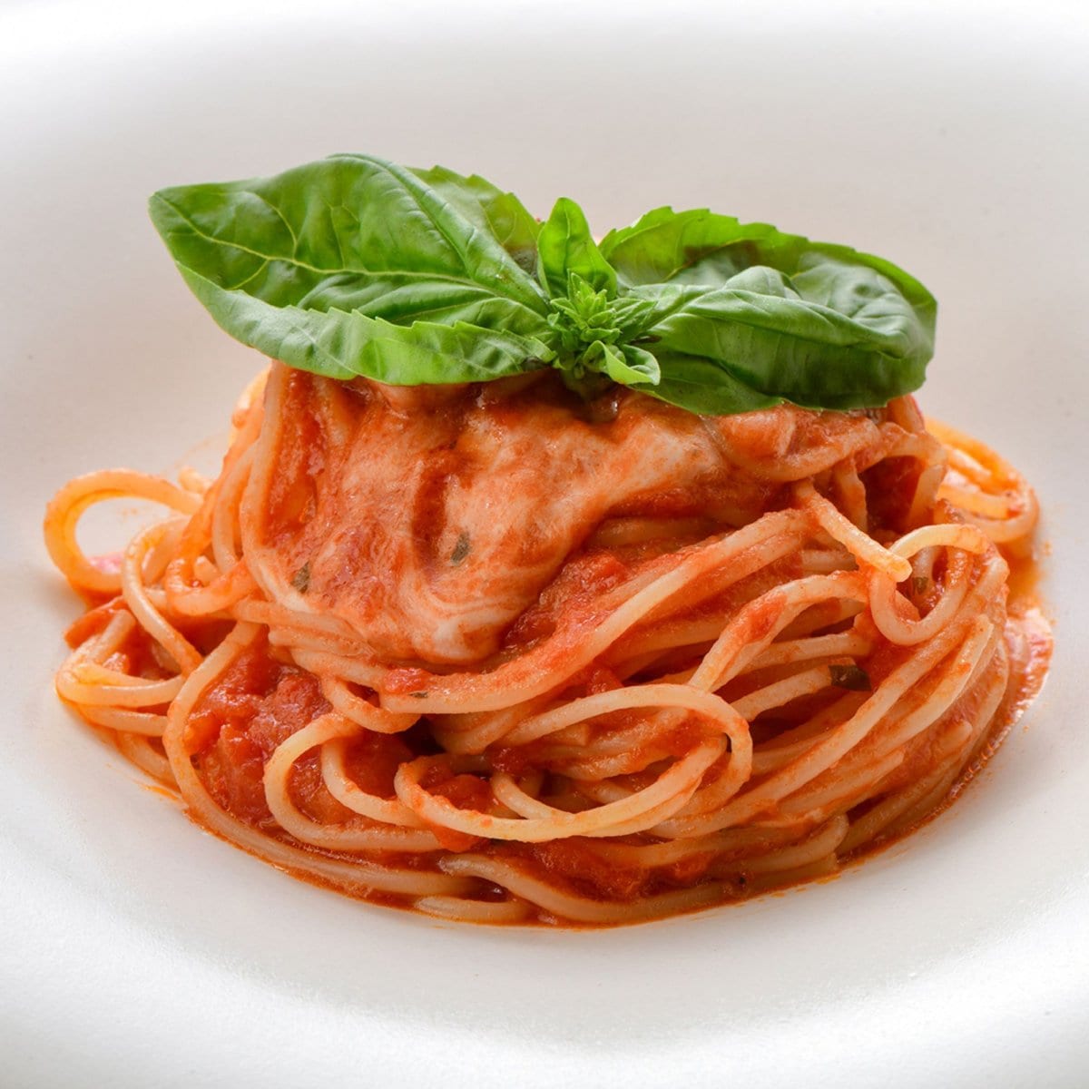 とろとろモッツァレッラチーズとバジル風味のトマトソース