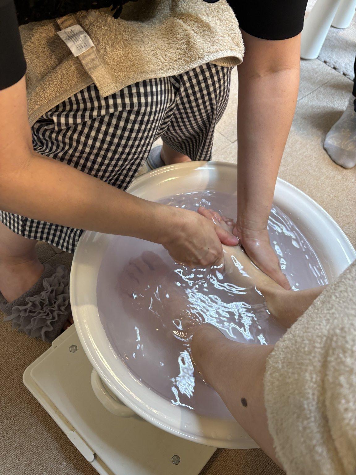 フットケア／足のトータルケア／素敵なおとなのご褒美時間／足をケアして自分を大切にする　月に一度のケアで自分を好きになる　美しい足で明日へ踏み出すための大切な時間です