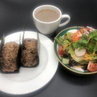 縄文発芽発酵おむすびセット(オーガニック玄米使用)、スープ、サラダ、縄文漬物付き