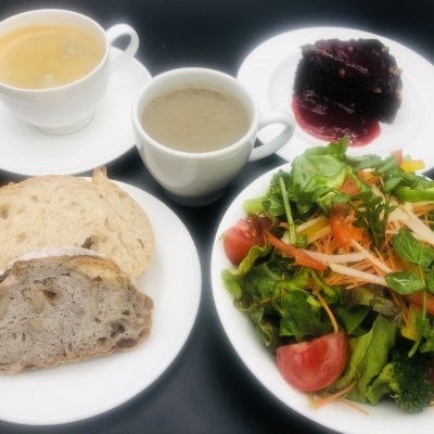 おすすめランチサラダセット￥2000、パン3種、スープ、デザート、のみもの付き