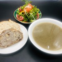 スープセット、パン3種、サラダ付き(スープ、サラダ、パンは季節により変わります)