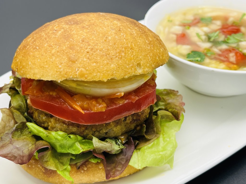 ビーガンバーガーのスープ付きセット