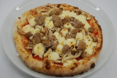 キノコとソーセージ【石窯焼き冷凍ピッツァ】直径約21cm１人前