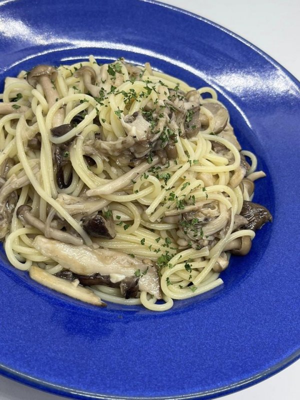 冷凍パスタ　キノコと自家製ソーセージのオイルソース　スパゲッティ　１人前