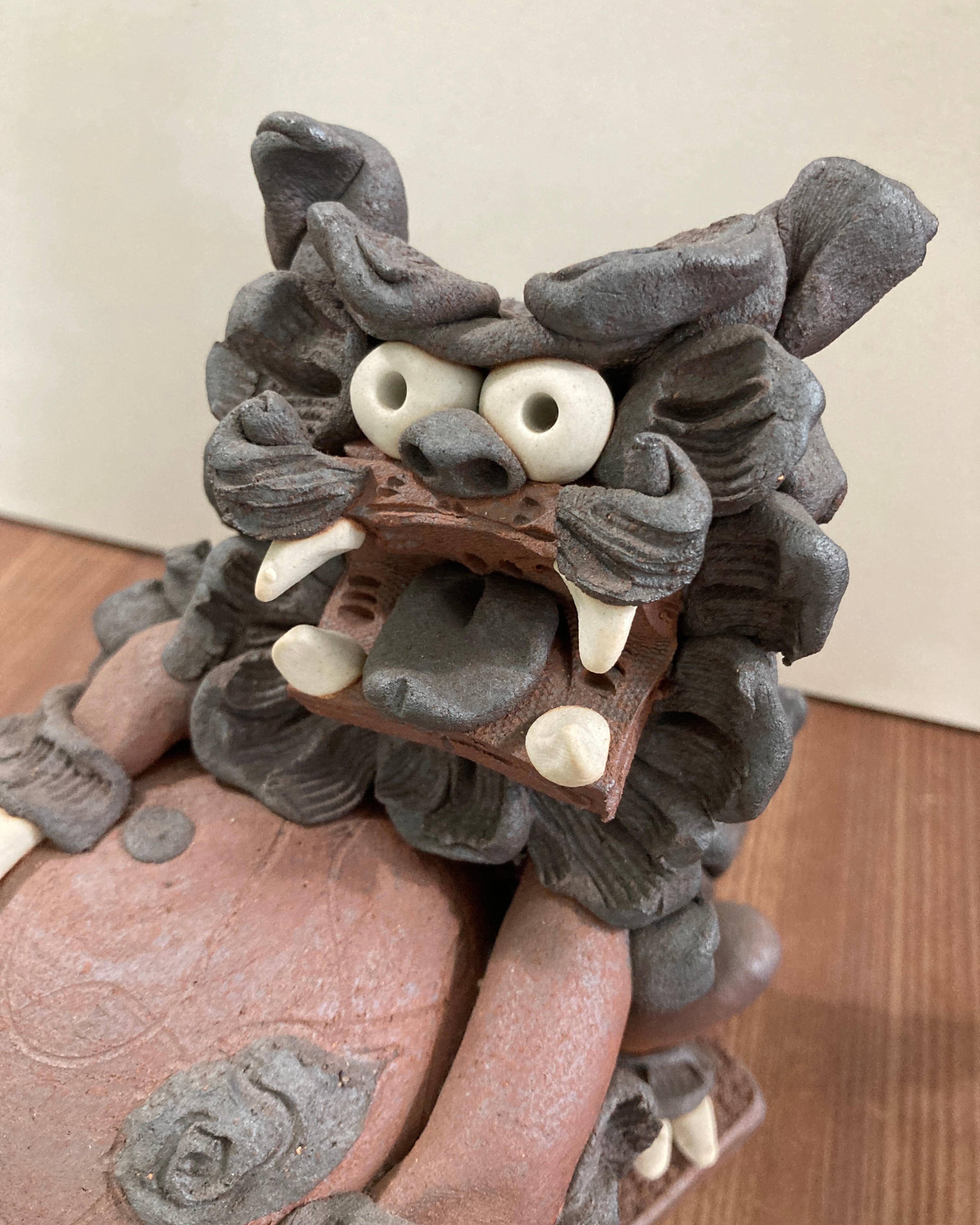 佐久間 栄さん】玉抱きペアシーサー | 糸満工芸 陶苑