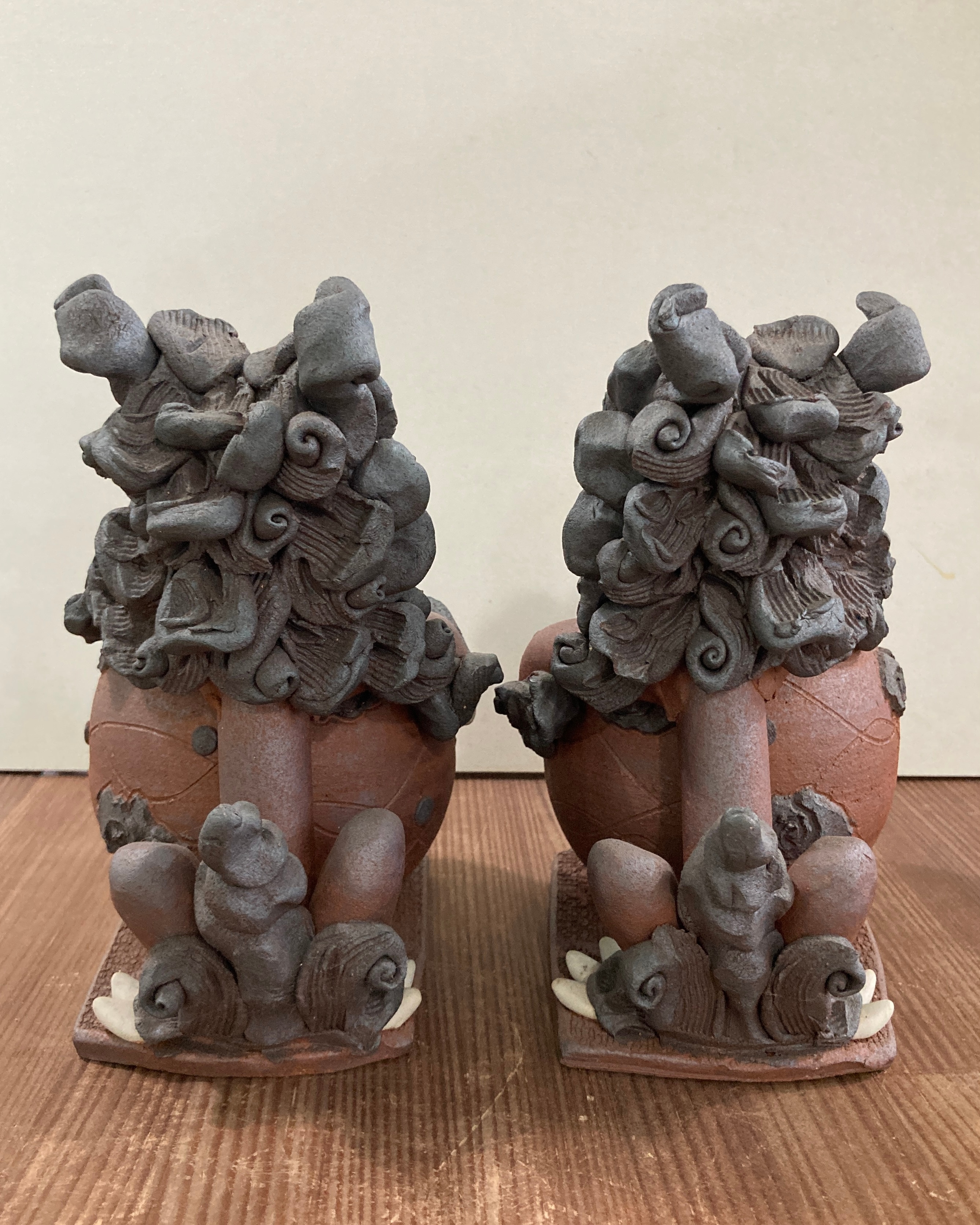 佐久間 栄さん】玉抱きペアシーサー | 糸満工芸 陶苑