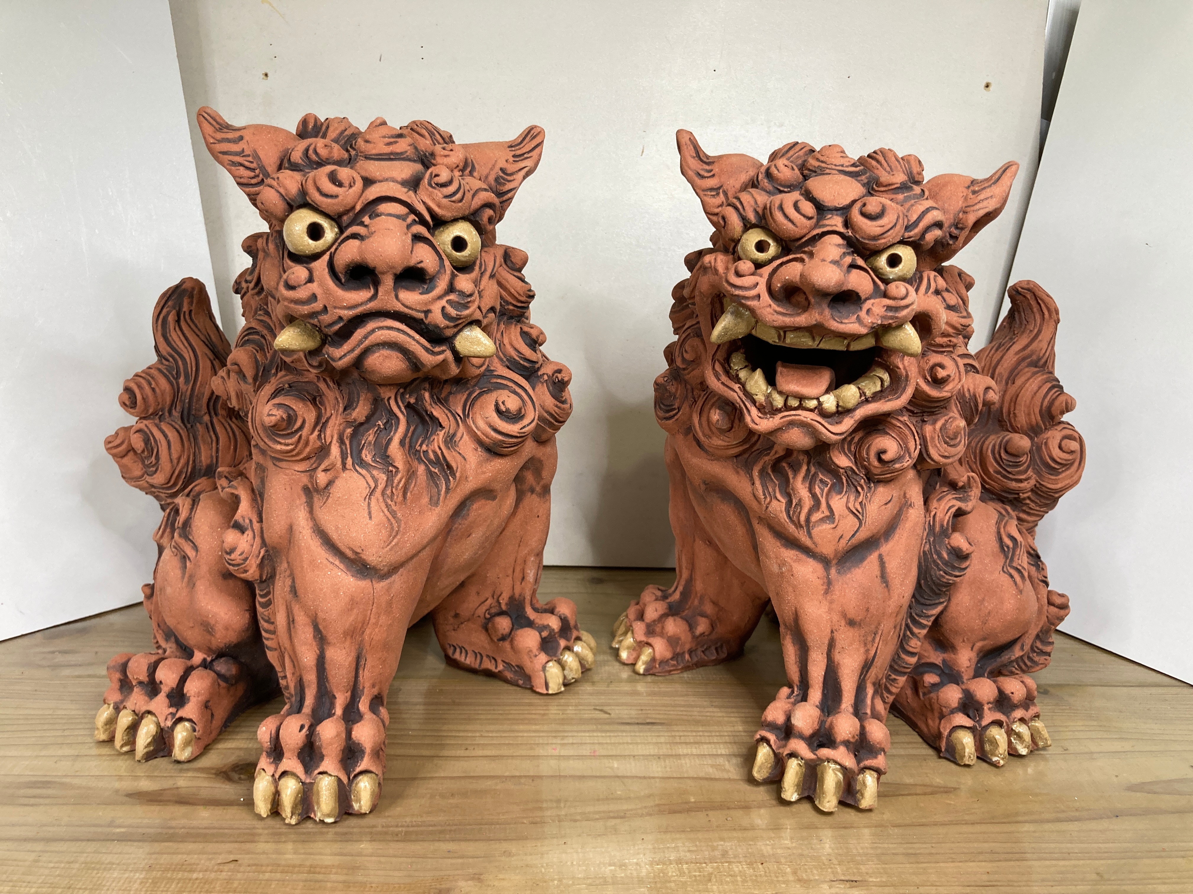 手工芸彫刻硯　品番GYCHN20003 屋富祖 道代さん】手捻りシーサー25㎝|赤
