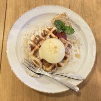 ワッフル／丸いワッフルの上にはバニラアイス