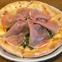 生ハムのサラダピザ