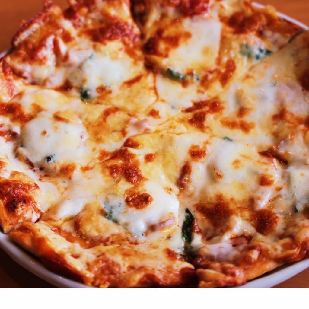 スモークチキンと大葉とモッツァレラチーズのピザ