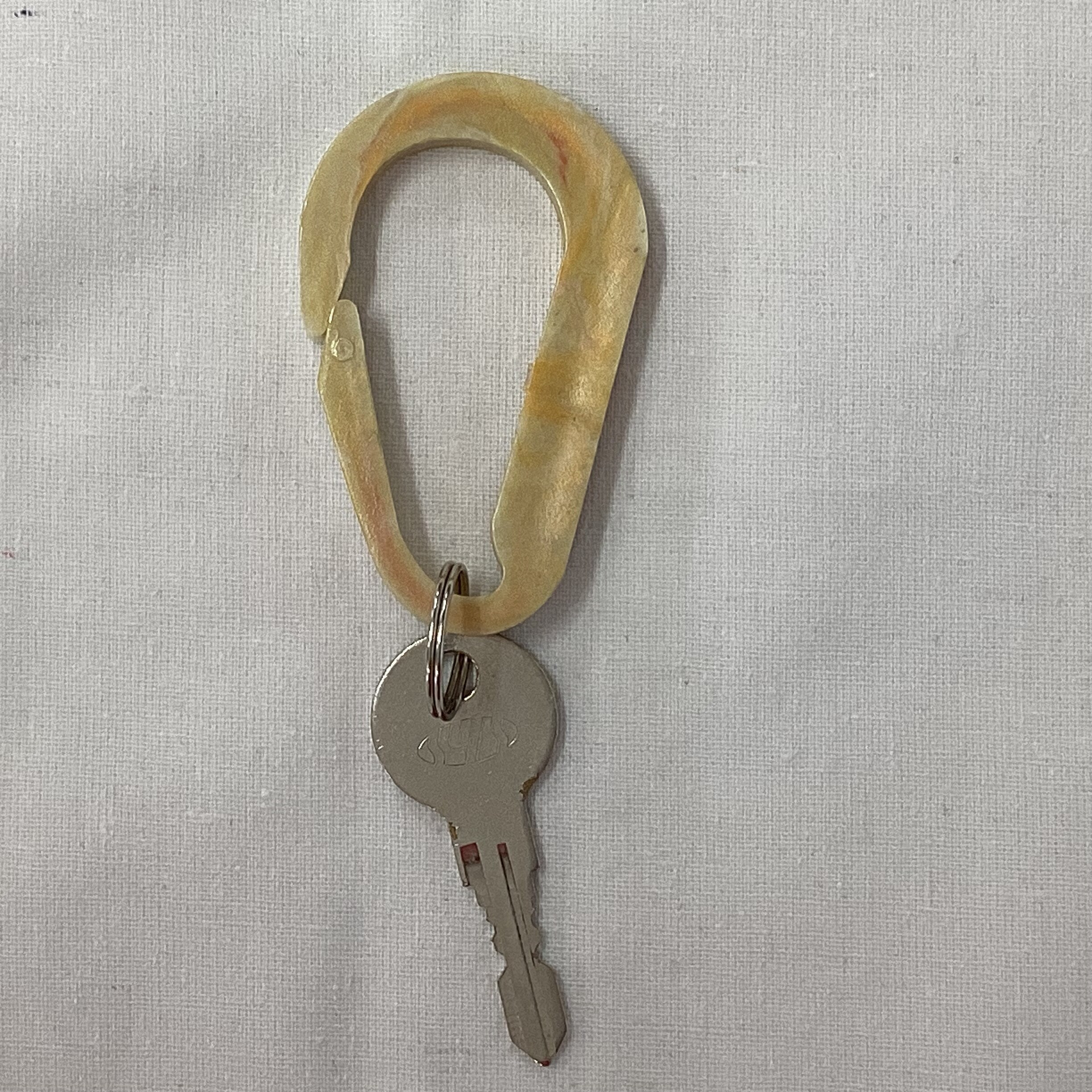 アップサイクル】 手作りプラスチック製カラビナ