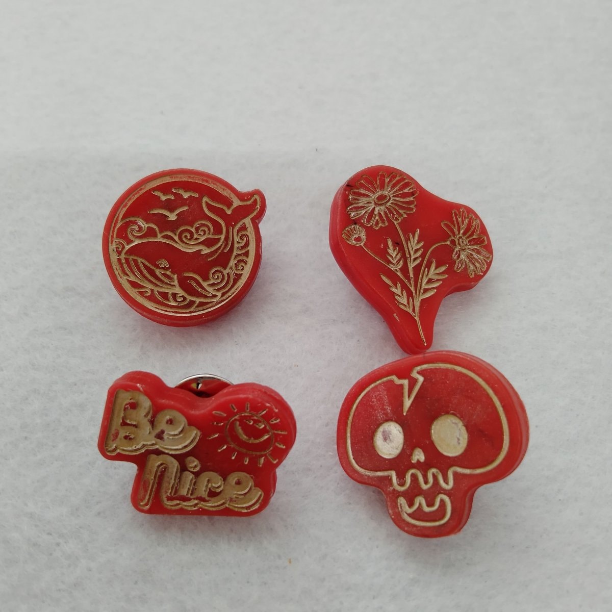 手作りリサイクルプラスチック　ピンバッジ　（素材②：海などで集めたプラスチックごみ）