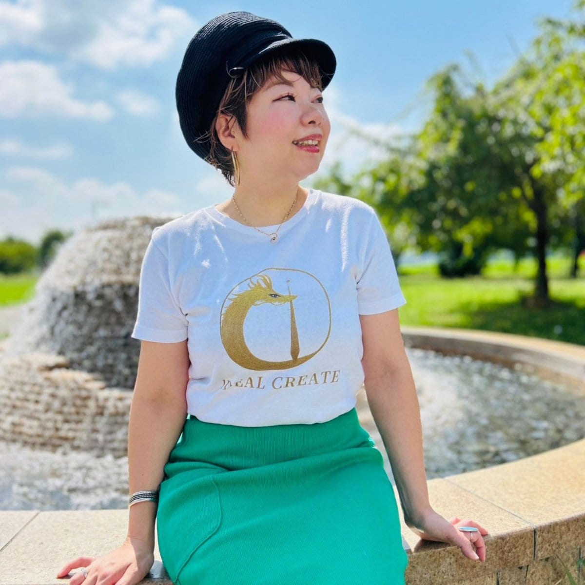 IDEALブランド Tシャツ レディース（表：ホワイト×ゴールドロゴ　裏：無地ホワイト）デザイン：龍神絵師 Mahomi Ryuzaki