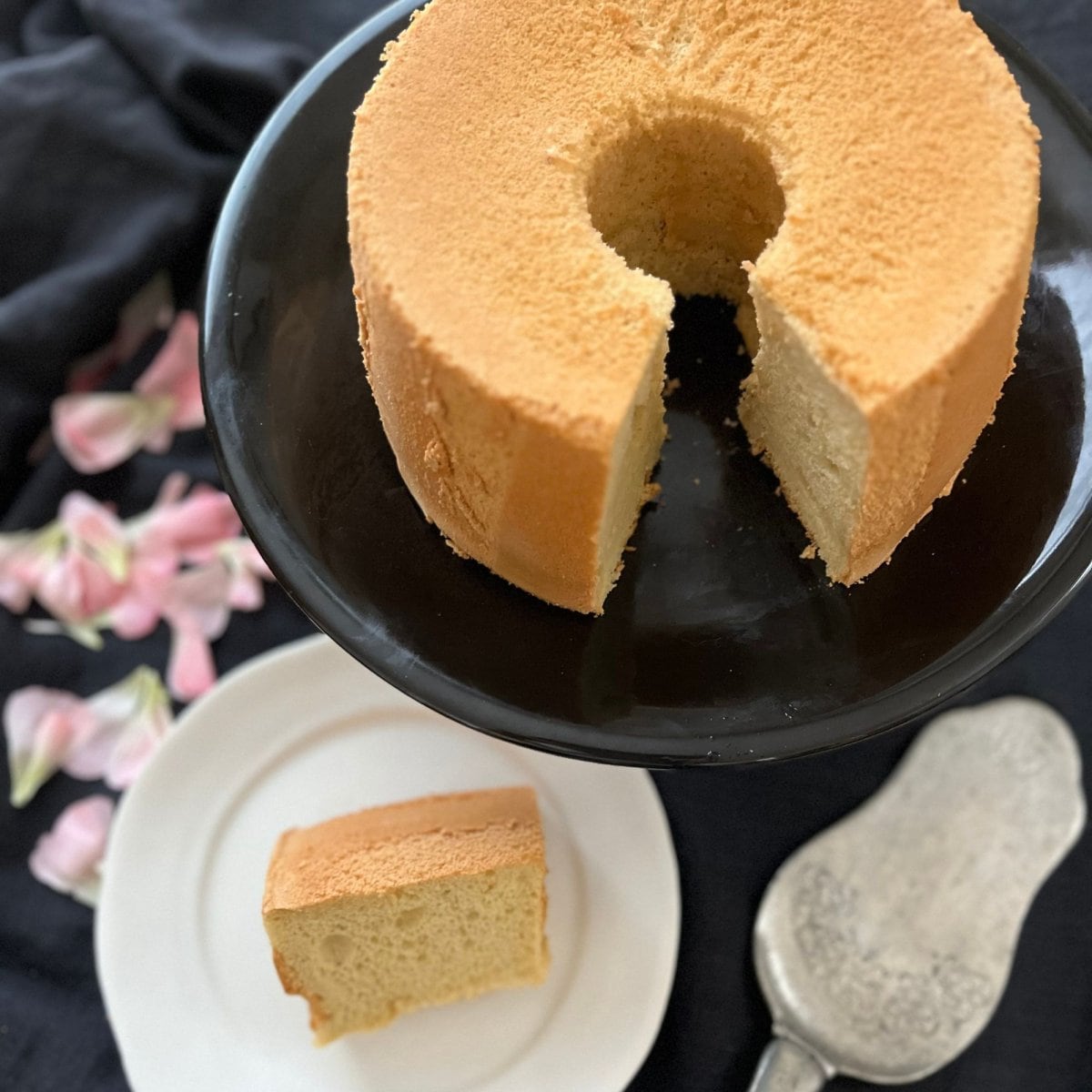 ぷるぷるふわふわ贅沢バニラシフォンケーキ（ホールケーキ）