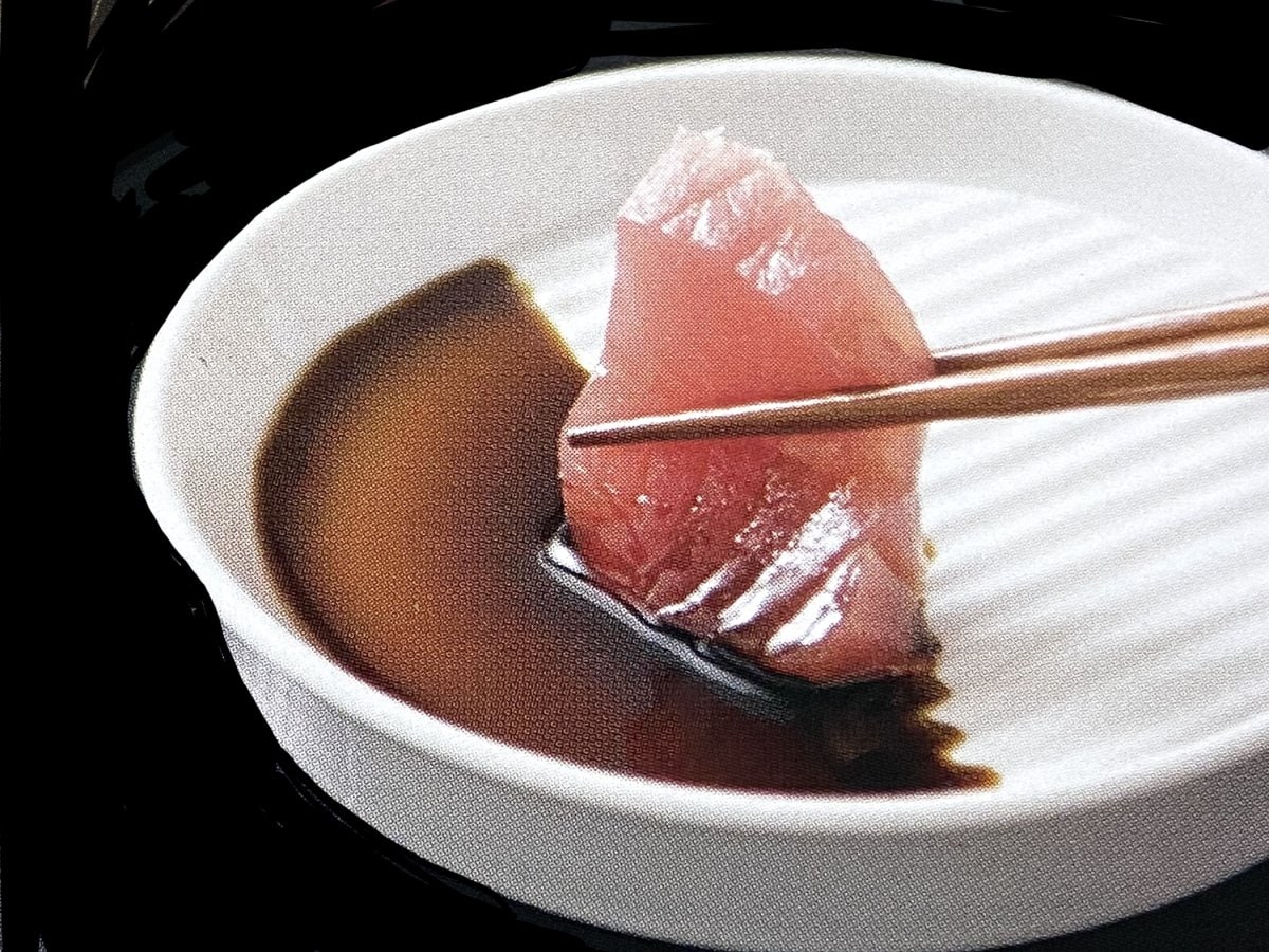 白磁。スリット付き小皿。醤油やタレのつけ過ぎを防ぎます。