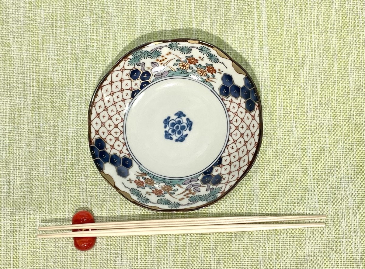 錦彩古伊万里　間取錦草花中皿