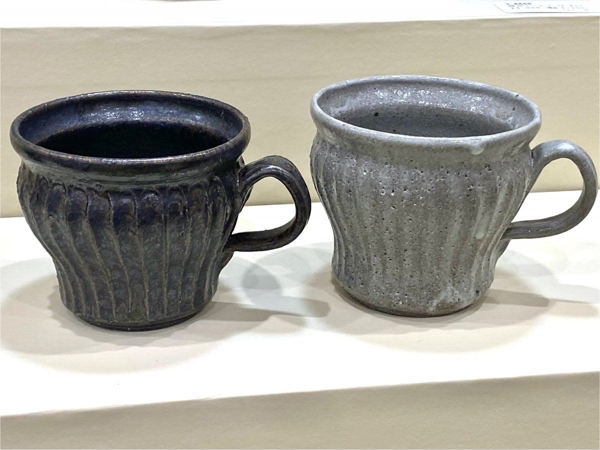 飾らない存在感　信楽焼　新彫マグカップ２色