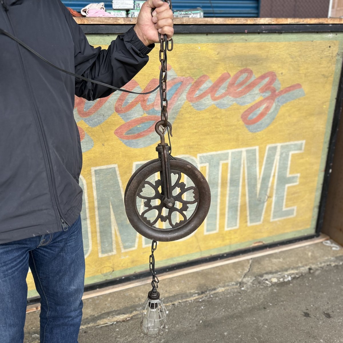 Industrial Pulley Hanging Lamp – Vintage Iron Gear Light