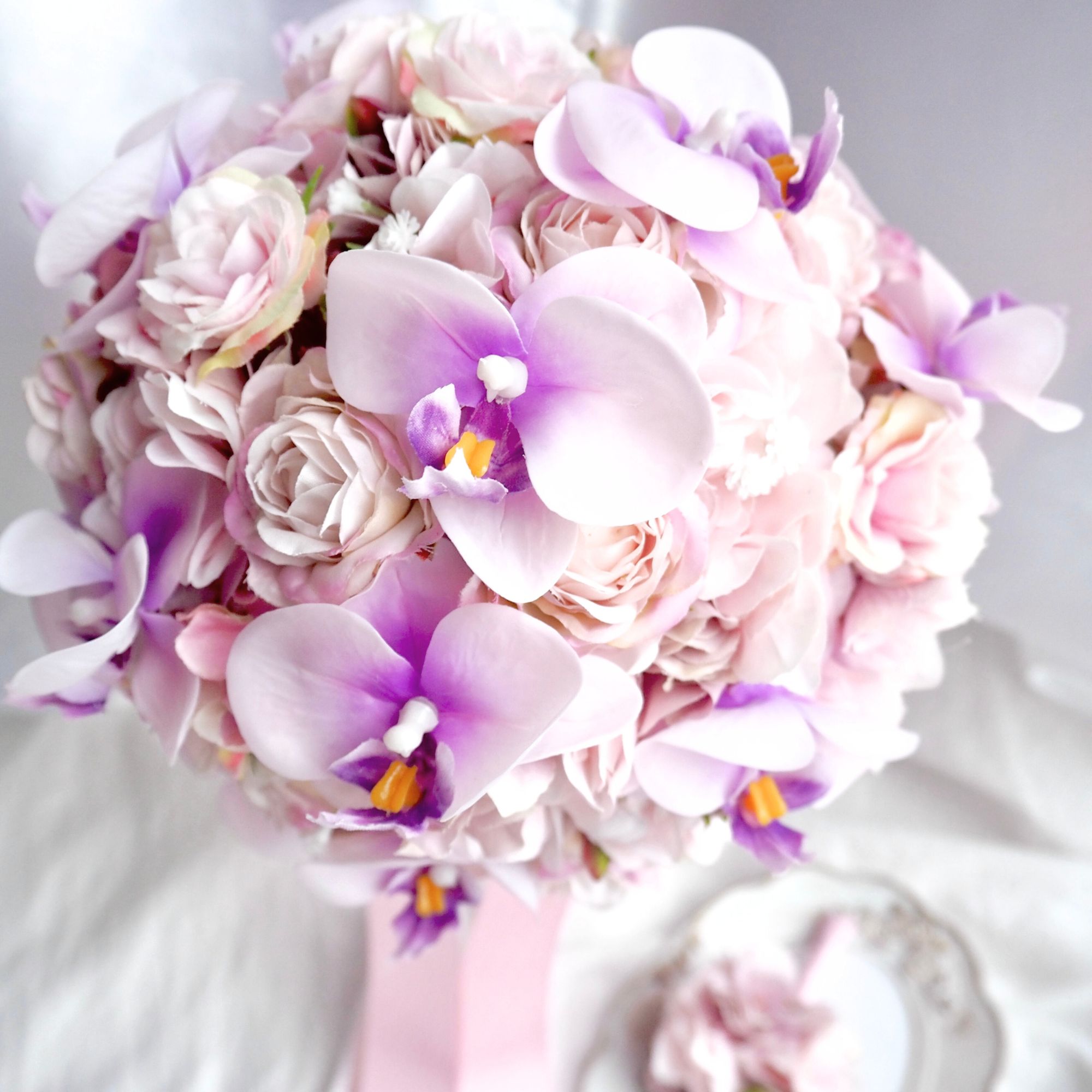 胡蝶蘭のラウンドブーケ【ピンク・パープル】(ブートニア付き