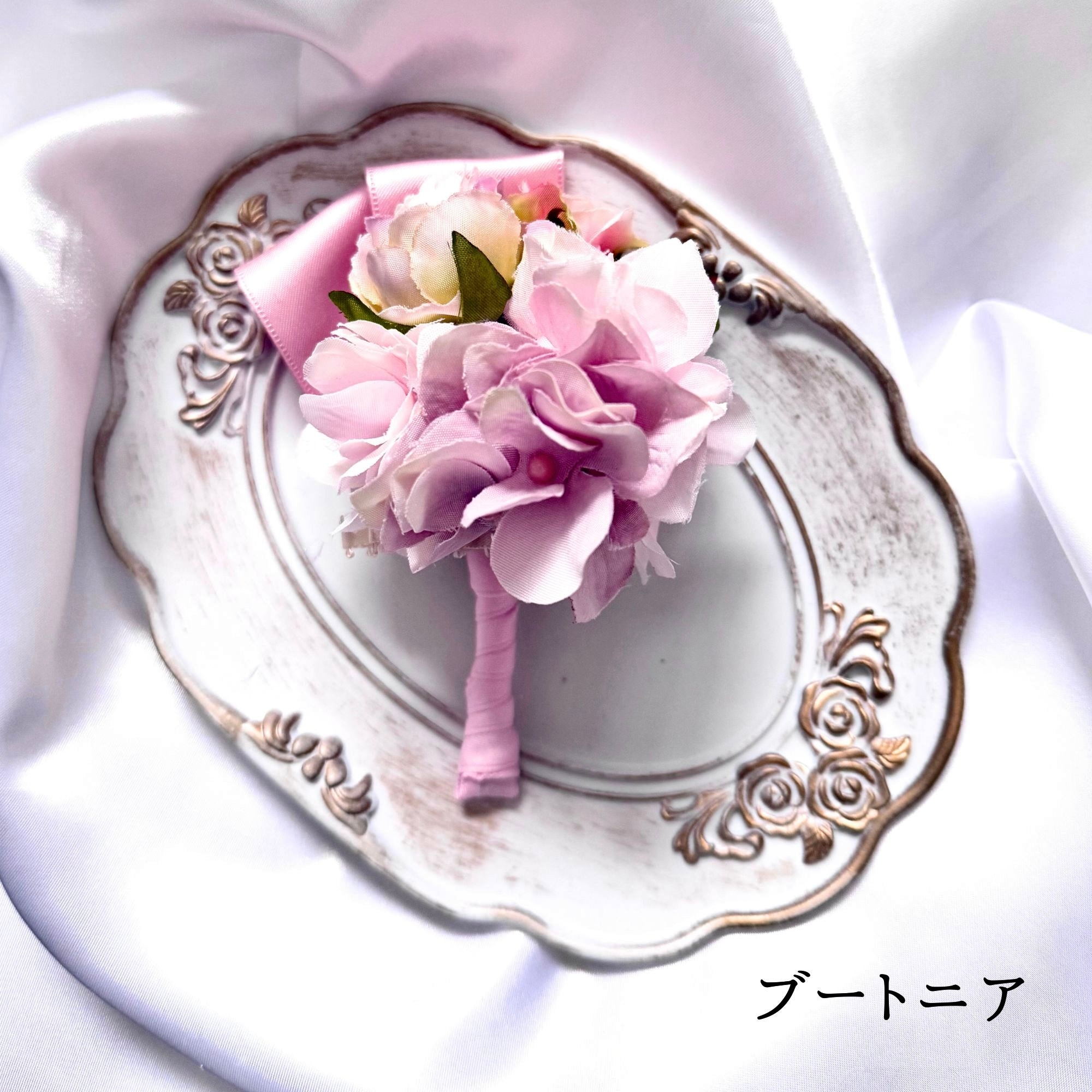 胡蝶蘭のラウンドブーケ【ピンク・パープル】(ブートニア付き