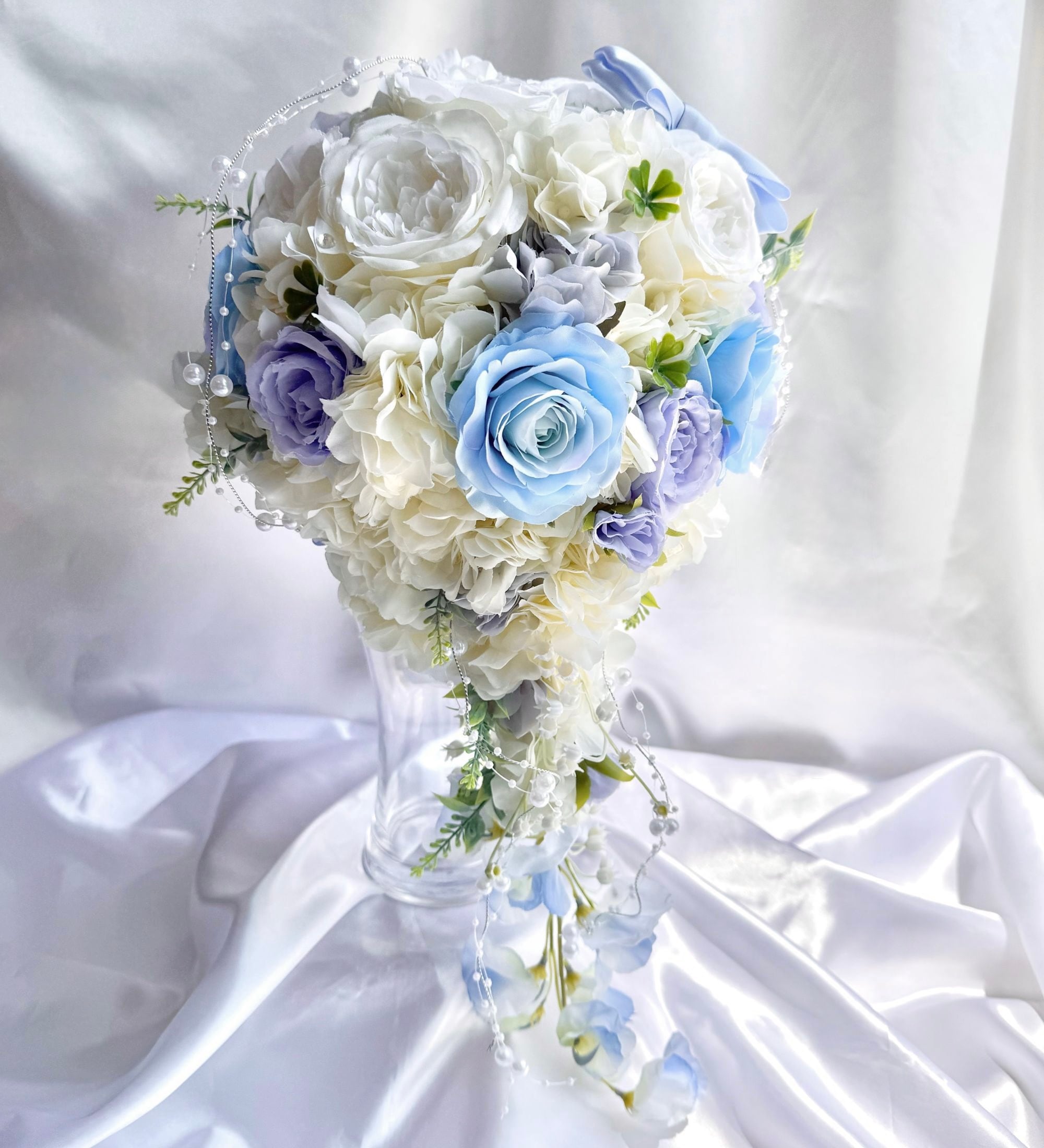 ブルーとホワイトのキャスケードブーケ(ブートニア付き)|ウェディング
