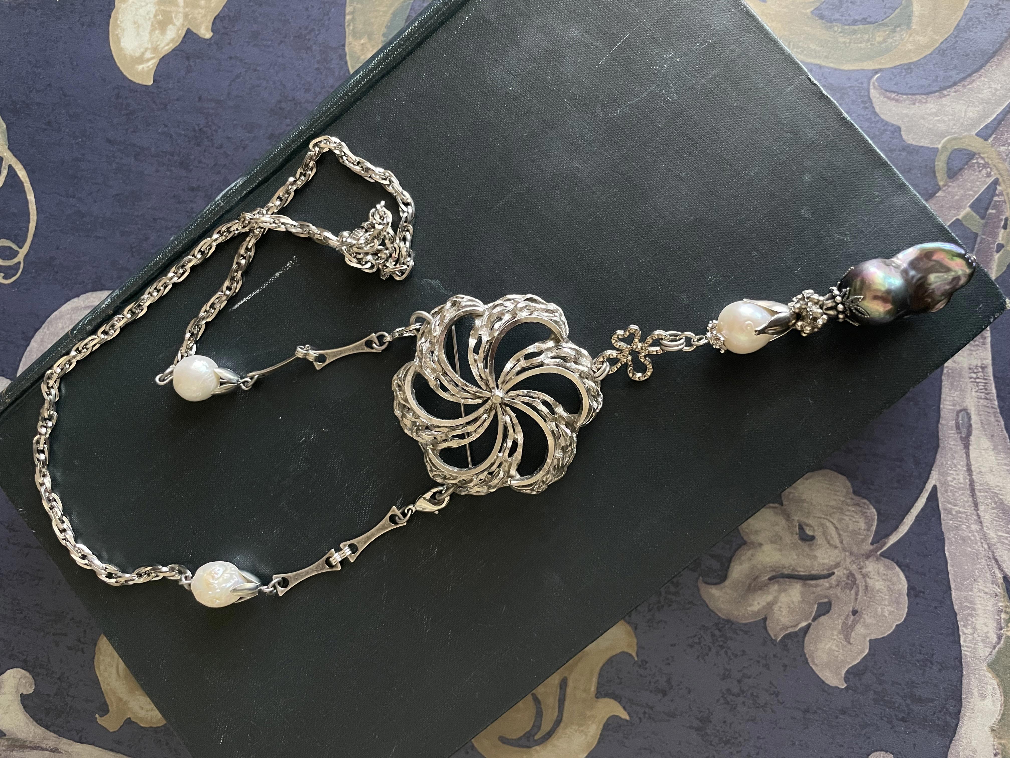 透かし花型ブローチとピーコックオイスターパールの3Wayネックレス