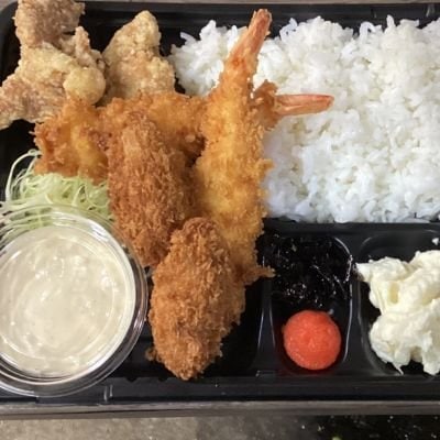 ㉝唐揚げ＆かきフライ＆エビフライ唐揚げ弁当