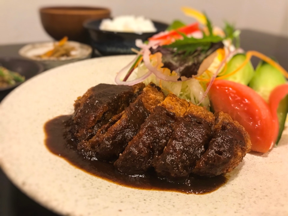 【ランチ限定】ビフカツ定食(サラダ・ライス・味噌汁・副菜２品)