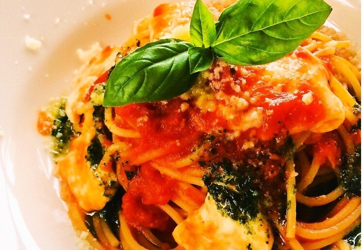 モッツァレラチーズとバジルのトマトソーススパゲッティ