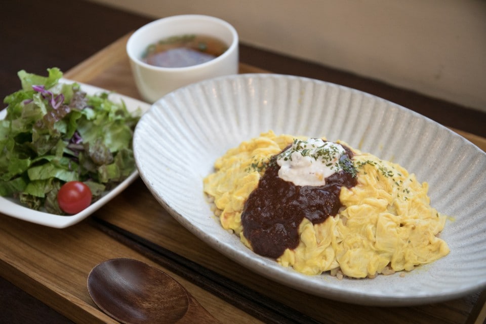 とろとろ湯葉たっぷりベジオムライス（サラダ・スープ付）