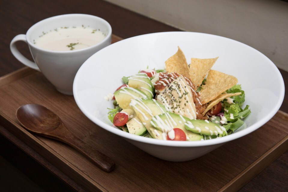 ベジチーズとアボカドがのったベジタコライス（具だくさんスープ付）