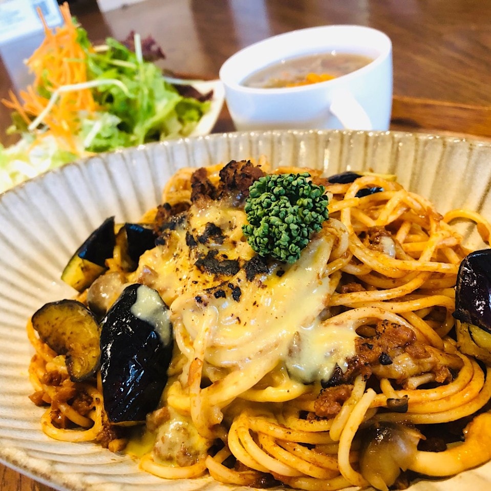 お肉ごろごろナスボロネーゼ（サラダ・スープ付）