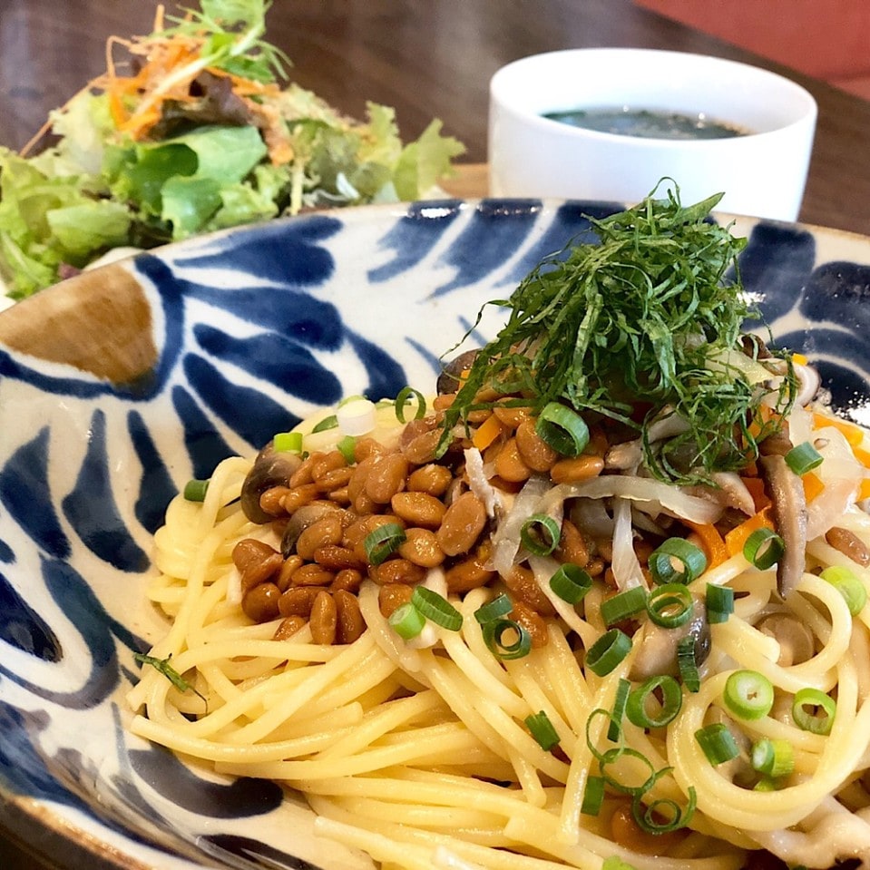 柚子こしょう香る納豆麹和パスタ（サラダ・スープ付）